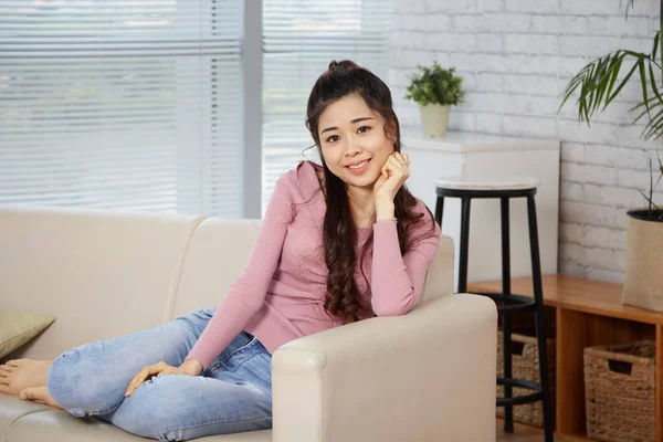 Portret Van Mooie Jonge Vrouw Rustend Sofa Thuis — Stockfoto