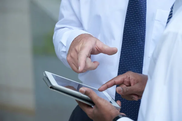 Imagen Primer Plano Los Hombres Usando Tableta Digital Imagen Recortada — Foto de Stock