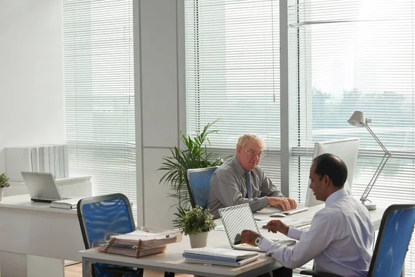 Gente Negocios Usando Computadora Portátil Computadora Escritorio Oficina — Foto de Stock