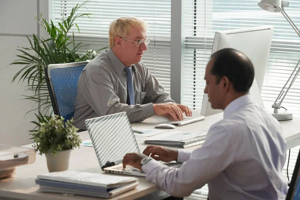 Pessoas Negócios Usando Laptop Computador Mesa Escritório — Fotografia de Stock