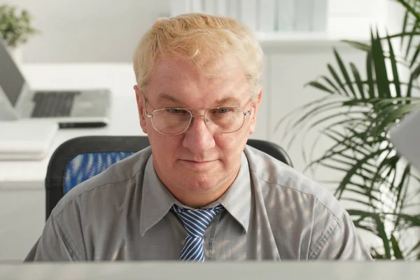 Middle Aged Businessman Reading Information Computer Monitor — Stock Photo, Image