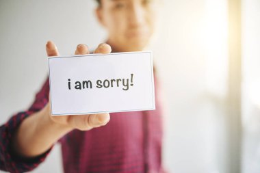 gösterilen adam kartı ile metin I Am Sorry