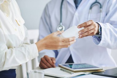 Meçhul atış sırasında kadına ilaç şişe reçete doktorun hastanede ziyaret