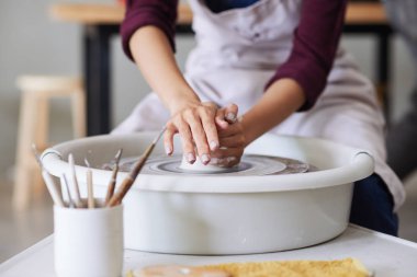 kadın yapma zanaat çalışma Kupası, toprak kap oluşturma el kısmi görünümü