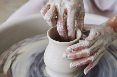 kadın yapma zanaat çalışma Kupası, toprak kap oluşturma el kısmi görünümü