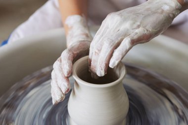 kadın yapma zanaat çalışma Kupası, toprak kap oluşturma el kısmi görünümü