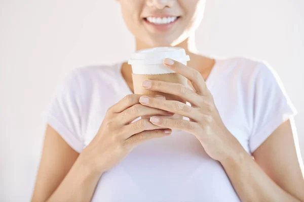 Beskuren Bild Leende Kvinna Håller Takeaway Kaffe Händer — Stockfoto