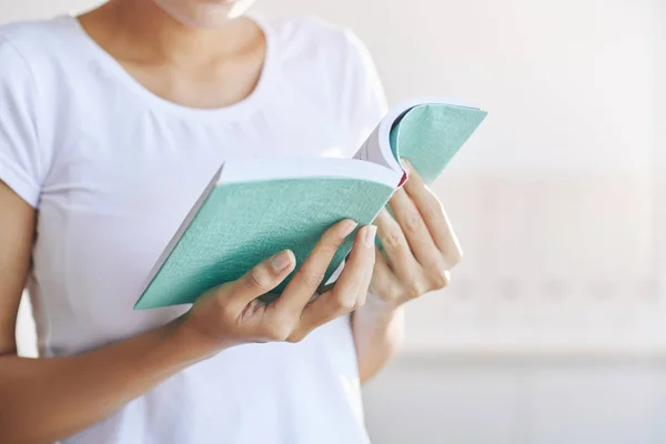 Beskuren Bild Kvinna Läser Bok Ljus Oskärpa Bakgrund — Stockfoto