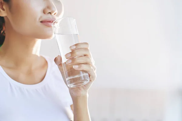 Gambar Dipotong Wanita Minum Air Dari Kaca — Stok Foto