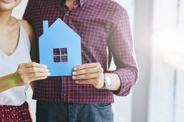 Cropped Image Man Woman Embracing Showing Paper House Cutout — Stock Photo, Image