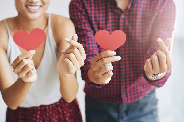 Imagen Recortada Hombre Mujer Sosteniendo Corazones Papel Rojo — Foto de Stock