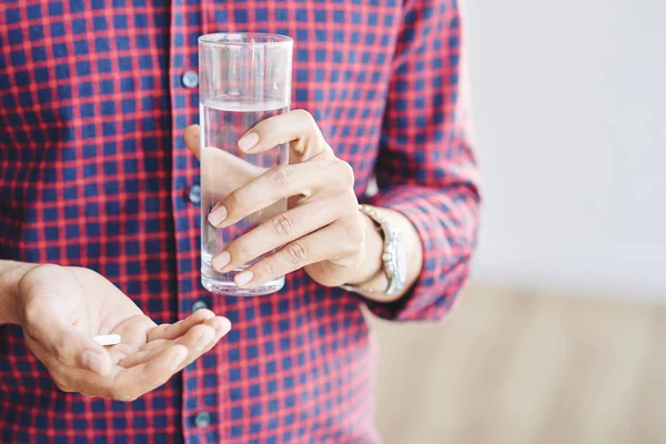 Image Recadrée Homme Tenant Verre Eau Une Pilule — Photo