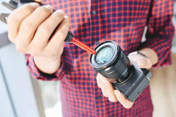 Imagem Recortada Homem Usando Ventilador Manual Para Limpar Lente Vidro — Fotografia de Stock