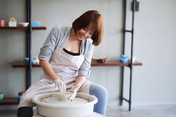 Sourire Jeune Femme Vietnamienne Créer Pot Argile — Photo