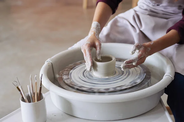 Mujer Haciendo Taza Trabajo Artesanal Vista Parcial Las Manos Creando — Foto de Stock