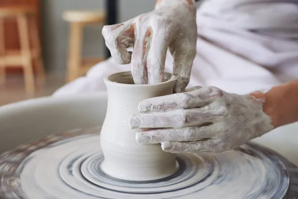 女作るクラフト作品カップ 土鍋を作成する手の部分的なビュー — ストック写真