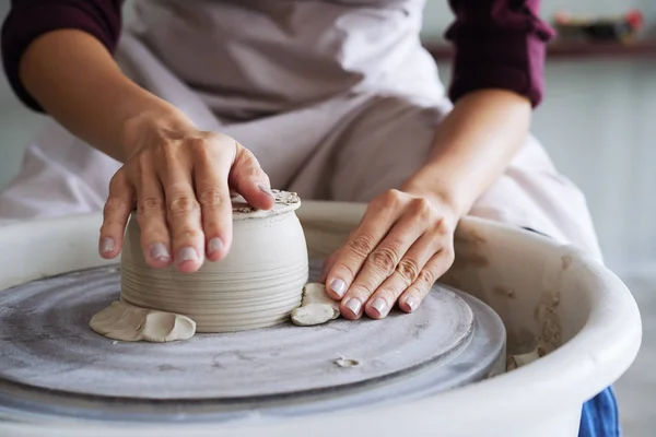 Vrouw Maken Ambachtelijke Werk Cup Gedeeltelijke Weergave Van Handen Maken — Stockfoto