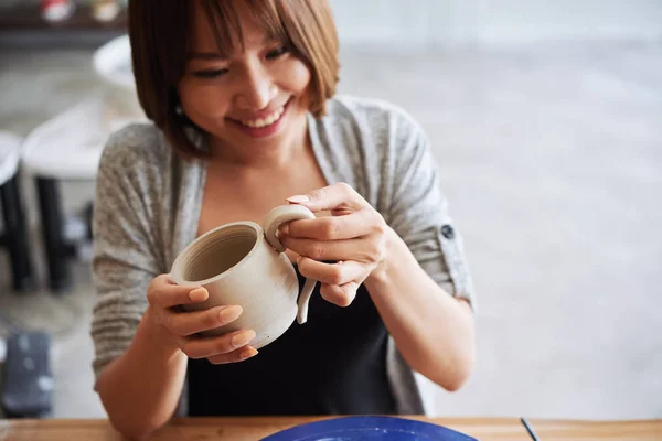 マグカップ陶器のワーク ショップ かなり陽気な女性 — ストック写真