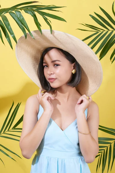 Привлекательная Вьетнамская Девушка Соломенной Шляпе Позирует Против Пальмовых Листьев — стоковое фото