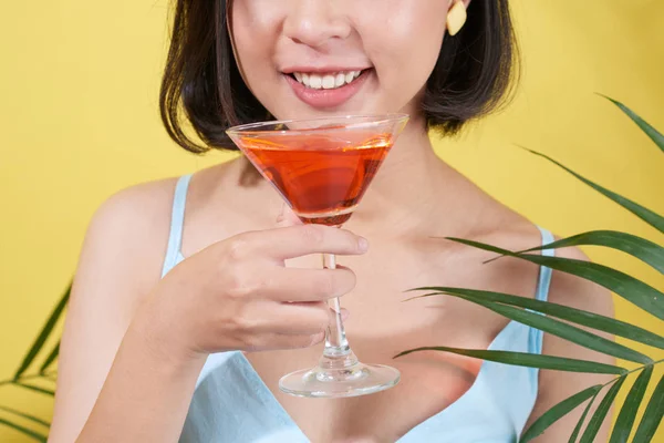在玻璃上举行美味的热带鸡尾酒的年轻女子的裁剪图像 — 图库照片