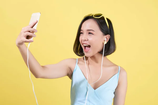 Vrolijke Jonge Aziatische Vrouw Nemen Van Grappige Selfie Mobiele Telefoon — Stockfoto