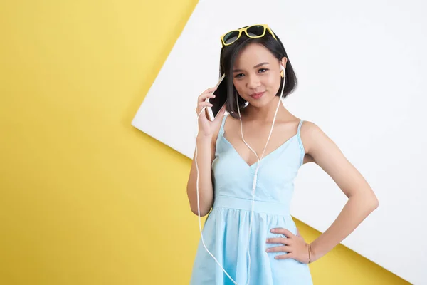 Vrolijke Vrij Vietnamese Vrouw Luisteren Naar Muziek Haar Smartphone — Stockfoto