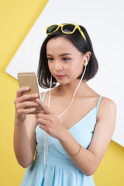 Mujer Vietnamita Joven Auriculares Videocalling Amigo Con Teléfono Móvil —  Fotos de Stock