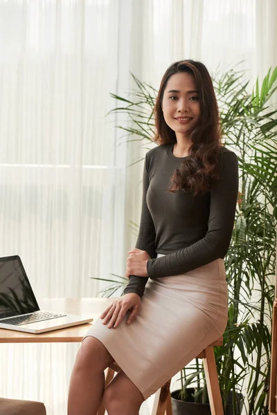 Porträtt Leende Unga Vietnamesiska Entreprenör Sitter Kanten Hennes Bord — Stockfoto