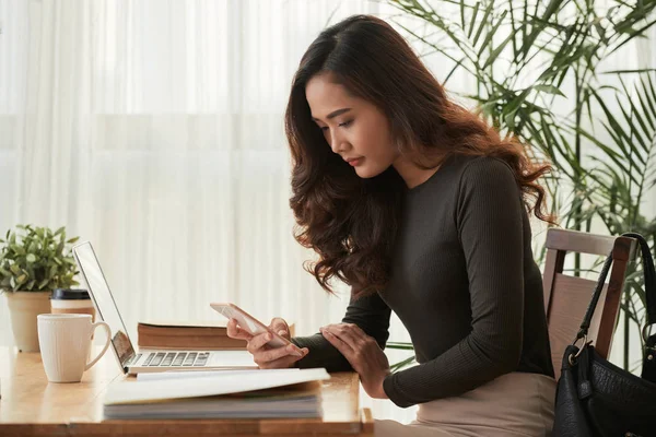 Hermosa Joven Vietnamita Leyendo Mensaje Texto Teléfono Inteligente —  Fotos de Stock