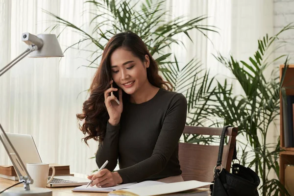 Attraktiva Asiatisk Affärskvinna Prata Telefon Office — Stockfoto