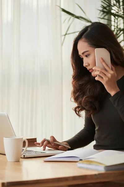 Bela Jovem Ásia Mulher Leitura Dados Laptop Tela Falando Telefone — Fotografia de Stock