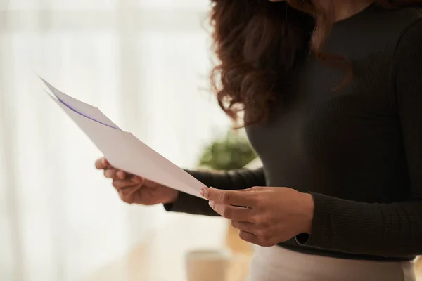 Imagen Recortada Mujer Negocios Leyendo Documentos Sus Manos —  Fotos de Stock