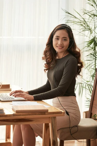 Porträtt Ganska Asiatiska Affärskvinna Arbetar Med Dator Och Tittar Kameran — Stockfoto