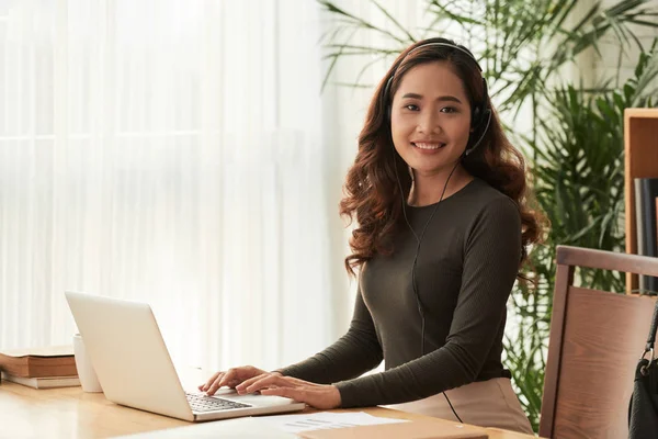 Alegre Ásia Mulher Empresário Trabalho Escritório Com Laptop Mesa — Fotografia de Stock
