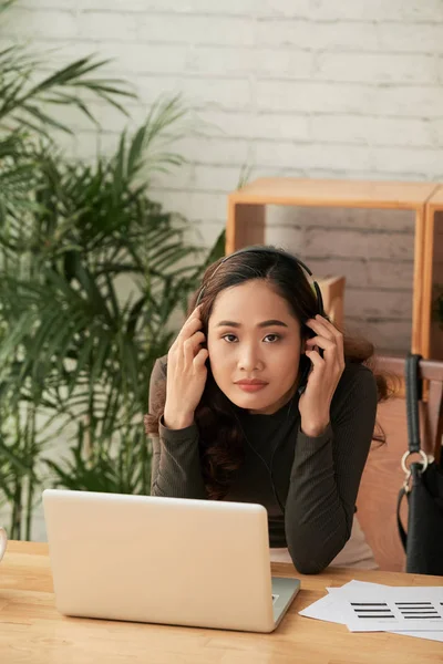 Mulher Vietnamita Bonita Usando Fones Ouvido Trabalhando Laptop — Fotografia de Stock