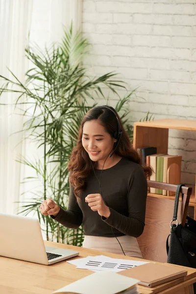 Mulher Negócios Asiática Excitada Lendo Boas Notícias Tela Laptop — Fotografia de Stock