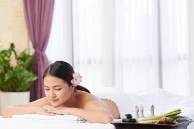 Vietnamca genç kadın rahatlatıcı spa salonda
