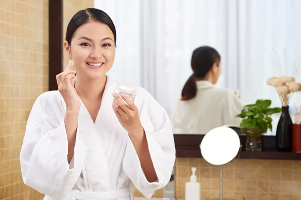 Sonriente Hermosa Mujer Aplicando Crema Facial Enriquecida — Foto de Stock