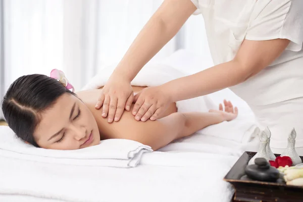 Jovem Mulher Recebendo Relaxante Massagem Nas Costas Com Óleos — Fotografia de Stock
