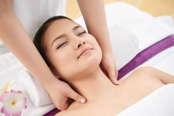 Vackra Vietnamesiska Ung Kvinna Njuter Massage Spasalong — Stockfoto