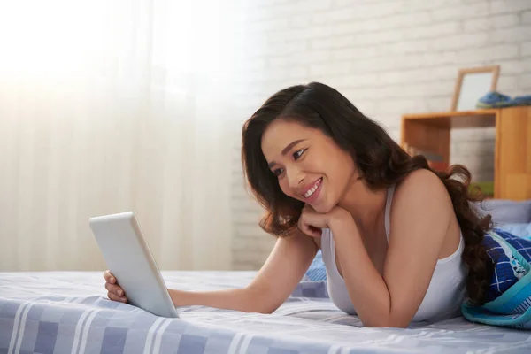 Piękna Młoda Kobieta Oglądanie Pokaż Ekranie Komputera Typu Tablet — Zdjęcie stockowe