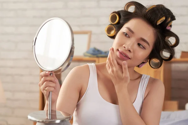 Docela Asijské Mladá Žena Kulem Vlasy Při Pohledu Zrcadlo — Stock fotografie