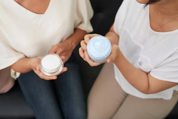 Dos Frascos Con Crema Rejuvenecimiento Facial Manos Mujeres — Foto de Stock