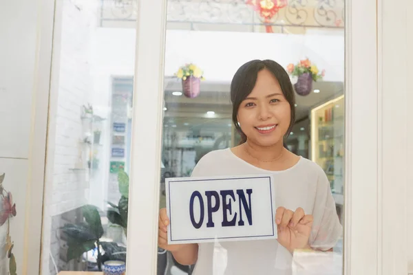 Joven Propietario Sonriente Salón Spa Asiático Pie Por Puerta Celebración — Foto de Stock