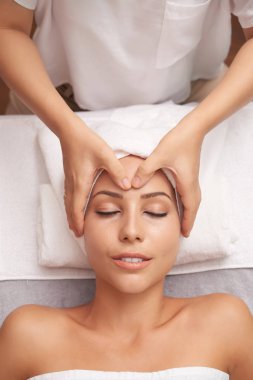 Genç kadının güzellik salonu yüz spa masaj genel bakış