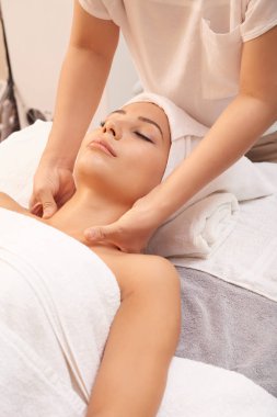Makyajcısı yapım boyun masajı müvekkili yumuşak havlu üzerinde rahatlatıcı süre