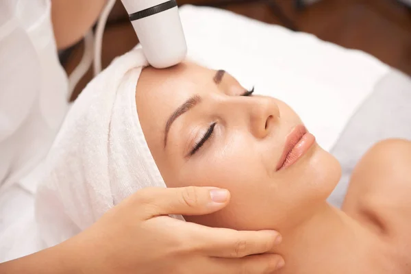 Mujer Relajada Disfrutando Del Procedimiento Belleza Facial Llevado Cabo Con —  Fotos de Stock