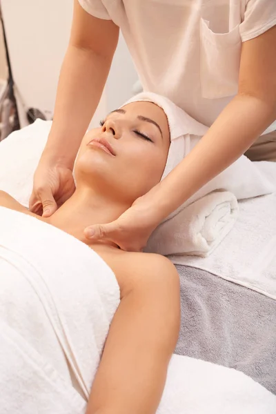 Cosmetician Fazendo Massagem Pescoço Enquanto Seu Cliente Relaxa Toalhas Macias — Fotografia de Stock