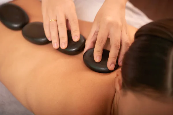Rücken Der Jungen Entspannten Frau Bei Einer Massage Mit Wellness — Stockfoto