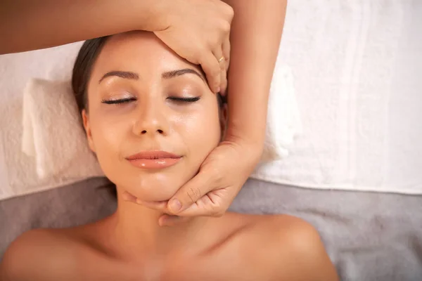 Giovane Donna Soddisfatta Godendo Massaggio Facciale Con Effetto Calmante Nel — Foto Stock